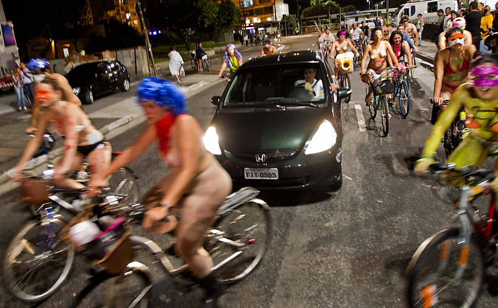 "Pedalada Pelada" acontece nas ruas de São Paulo uma semana após morte de ciclista na avenida Paulista Leia mais
