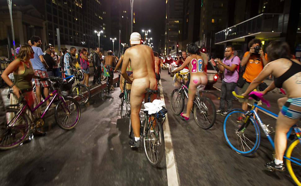 Em São Paulo, o protesto recebeu o nome de "Pedalada Pelada" Leia mais
