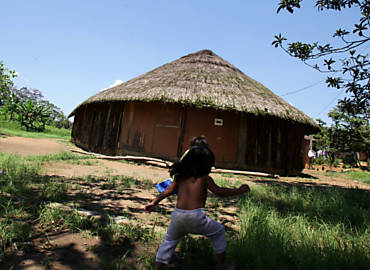 Criana brinca em uma aldeia indgena que foi afetada pelas obras do trecho sul do Rodoanel, na zona sul de So Paulo