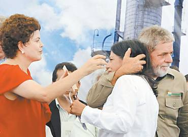 Observados por Dilma, Lula e Roseana se abraçam em 2010, no lançamento de uma refinaria no MA