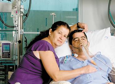 Mateus de Moura, 31, com sua me Ana Ribeiro de Moura, 55, recupera-se de transplante na UTI do incor, em SP