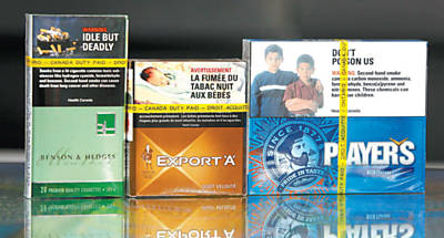 Maos de cigarros com avisos sobre riscos do tabagismo para a sade so vendidos em St. Thomas, no Canad