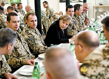 Angela Merkel, chanceler alem, visita a base de Mazar-e-Sharif (Afeganisto); ela telefonou para o presidente Karzai