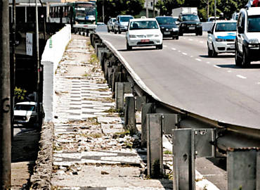 Buracos na calada do viaduto Joo Julio da Costa Aguiar, na zona sul de So Paulo