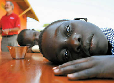Garota em Gulu (Uganda) recebe tratamento mdico de uma ONG local