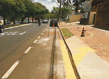 Calada com pintura em frente a colgio de Ribeiro Preto, na avenida Costbile Romano