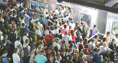 Passageiros se espremem para entrar no metr, na plataforma da estao da S, s 7h45, no sentido Corinthians-Itaquera