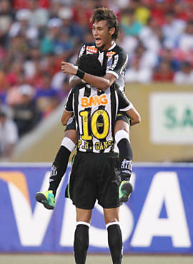 Neymar e Ganso comemoram gol no estdio Elias Aguirre