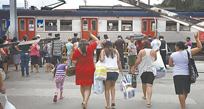 Pedestres se arriscam entre os trens e atravessam no meio da linha frrea na estao Franco da Rocha, na Grande SP