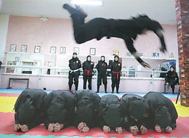 Iraniana 'ninja' salta sobre colegas durante aula de ninjútsu em academia de Karaj, a 40km da capital do país, Teerã