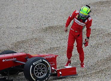 Massa observa sua Ferrari na caixa de brita em Melbourne