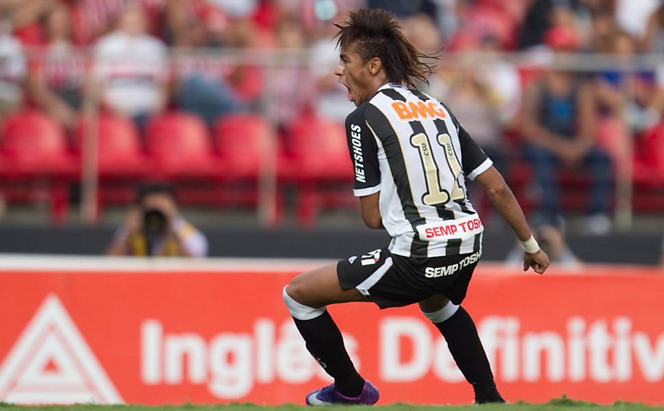 O jogador Neymar comemora segundo gol do Santos durante partida entre São Paulo x Santos