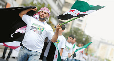 Com bandeiras da Sria, manifestantes pedem a queda do regime Assad na Av. Paulista