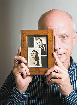 Carlos Moreno mostra fotos antigas de seus pais, em seu apartamento em So Paulo