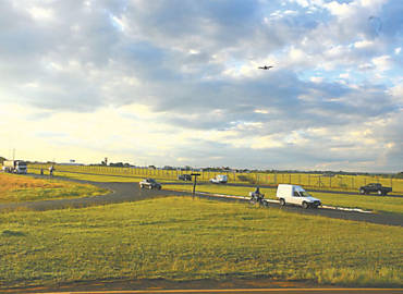 Avenida Toms Alberto Whatelly na cabeceira da pista do aeroporto Leite Lopes; obras na pista so motivo de impasse