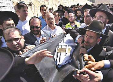Ortodoxos e familiares levam corpo de Gabriel Sandler, 3, durante funeral em Jerusalm