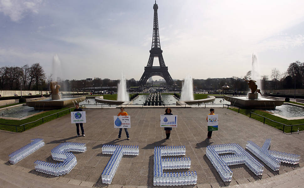Em Paris, mil garrafas de água formam a palavra bife em comemoração ao Dia Mundial da Água; grupo avalia que um bife de 100 gramas requer 1.500 litros de água para produzir, enquanto 100 gramas de trigo só precisa de 150 litros de água para crescer