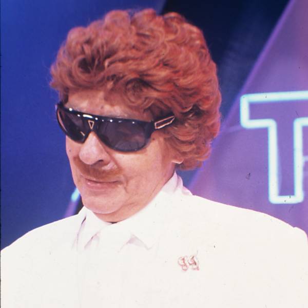 OChico Anysio como o personagem pastor Tim Tones, que fez sua estreia em 1984 Leia mais