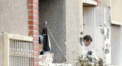 Policial francs  visto na janela do apartamento de Mohamed Merah, em Toulouse, aps ele ter sido morto com um tiro