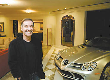 O empresrio Eike Batista, em casa, com a Mercedes que atropelou o ciclista, em foto antiga