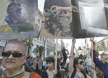 Artistas se manifestam contra as medidas de austeridade do governo em Atenas, na Grcia