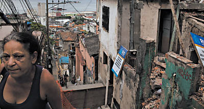 Moradores de favela carioca lutam para no serem desalojados por obras da Olimpada de 2016