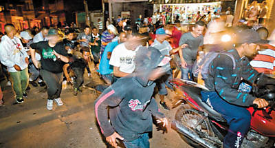 Frequentadores de baile funk tentam fugir assim que a Polcia Militar chega ao local onde ocorria a festa, no Trememb
