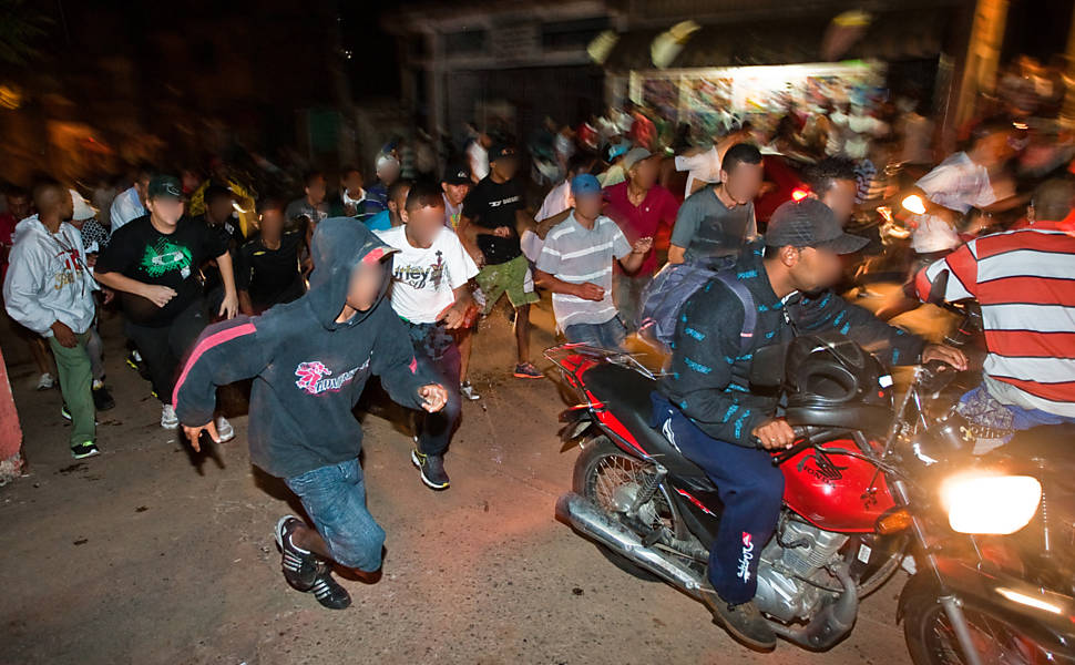 Jovens correm após chegada da polícia em baile funk na região do Tremembé, em SP Leia mais