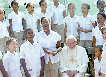 O papa Bento 16 posa ao lado de crianas cubanas durante visita  imagem da Virgem da Caridade, a 900 km de Havana
