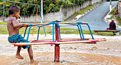 Criana brinca em meio  lama em parque linear de Parelheiros (zona sul de SP), entre as ruas Terezinha do Prado Oliveira e Jos Pedro de Borba