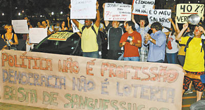 Manifestantes em panelao realizado antes da sesso de anteontem  noite na Cmara de Ribeiro; grupo foi impedido de entrar na Casa com panelas