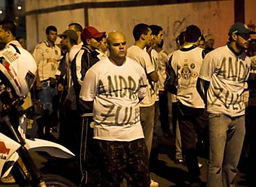 Palmeirenses vestem camisa em homenagem a colegas mortos em briga no domingo