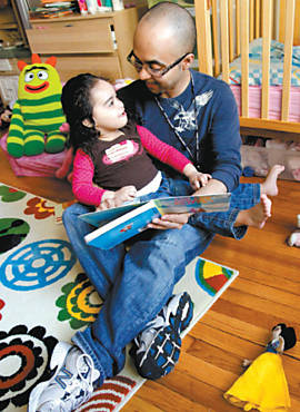 Chris Astacio com a filha Cristina, 2, que tem autismo