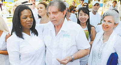 A apresentadora Oprah Winfrey com o mdium Joo de Deus, em Abadinia, em Gois