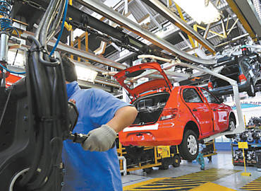 Linha de montagem da Volks em Taubat (SP); governo pretende adotar incentivo escalonado para novas empresas