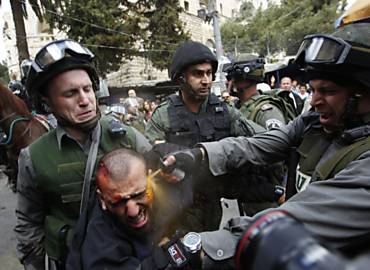 Policial israelense usa spray de pimenta contra manifestante palestino, em Jerusalm