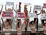 Ativistas ucranianas (Femen) protestam próximo à torre Eiffel, em Paris, contra o que elas chamam de política contra mulheres do Islã