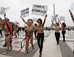 Ativistas ucranianas (Femen) protestam no Trocadero (Paris) contra o que elas chamam de política contra mulheres do Islã; a intenção e chamar as mulheres muçulmanas para combater as leis da Sharia