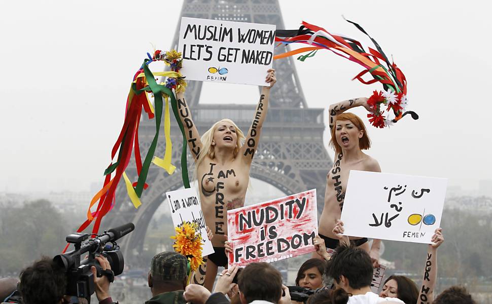 Ativistas ucranianas (Femen) protestam próximo à torre Eiffel, em Paris, contra o que elas chamam de política contra mulheres do Islã