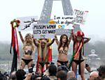 Ativistas ucranianas (Femen) protestam próximo à torre Eiffel, em Paris, contra o que elas chamam de política contra mulheres do Islã