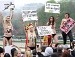 Ativistas ucranianas (Femen) protestam no Trocadero (Paris) contra o que elas chamam de política contra mulheres do Islã; a intenção e chamar as mulheres muçulmanas para combater as leis da Sharia