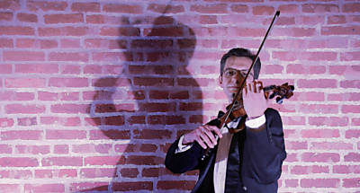 O violinista Denis Usov no Theatro Pedro 2, em Ribeiro
