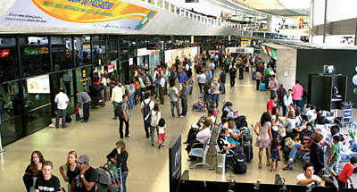 Passageiros no aeroporto de Confins (MG), que o governo esperar leiloar ainda neste ano