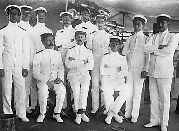 Oficiais do Cruzador Bahia, em foto sem data; comandante teve a gripe espanhola