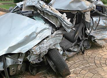 Carro que se envolveu em acidente na rodovia Brigadeiro Faria Lima  exposto em praa