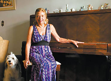 A professora de piano Maria Julia Moraes, 78, e sua cachorra Mel