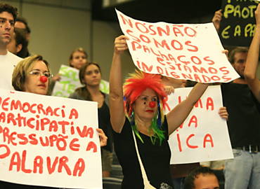 Manifestantes exibem cartazes durante a sesso de ontem  noite na Cmara de Ribeiro