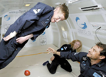 Diamandis ( dir.) em voo que simulou microgravidade com o fsico Stephen Hawking