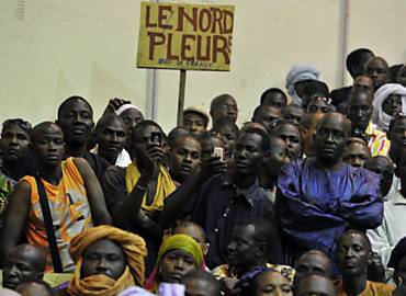 Jovens do norte do Mali discutem a crise na capital, Bamaco; "o norte chora", diz cartaz