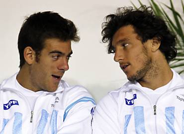 Os argentinos Del Potro ( esq.) e Monaco conversam no sorteio dos jogos contra a Crocia, pela Davis